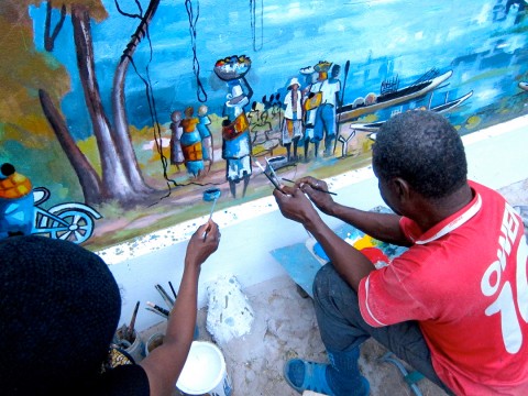 En étroite collaboration avec son père, Rhode Makoumbou réalise une fresque murale intitulée «Le village de pêcheurs»