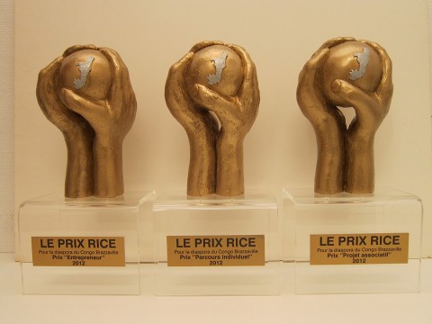 Exposition des trois trophées réalisés par Rhode Makoumbou pour le Réseau International des Congolais de l'Extérieur (RICE)