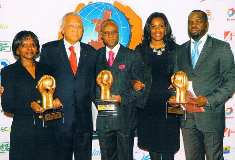 Les trois trophées réalisés par Rhode Makoumbou pour les prix RICE (Réseau International des Congolais de l'Extérieur)