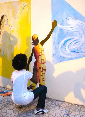 Participation de Rhode Makoumbou à la réalisation collective d'une peinture murale à Oujda