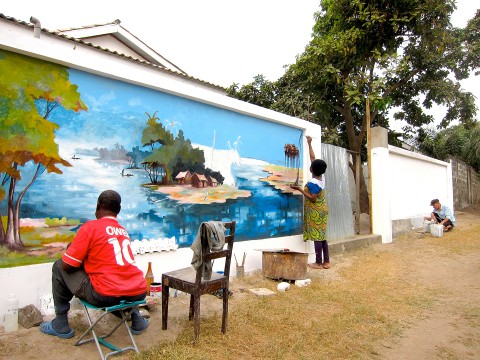 Réalisation de la fresque «Le village de pêcheurs» par Rhode Makoumbou