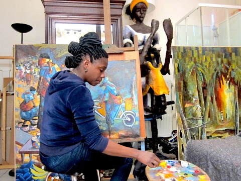 Rhode Makoumbou dans le calme de son atelier