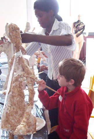 Stage d'initiation à la sculpture «Afrique vibrante», tenu par Rhode Makoumbou et destiné aux enfants