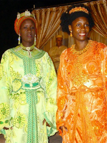 La peintre mauritanienne Amy Sow et Rhode Makoumbou en dames d'honneur
