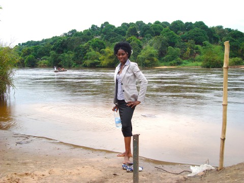 Rhode Makoumbou au bord de la rivière du Djoué