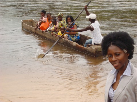 Rhode Makoumbou au bord de la rivière du Djoué, dans le quartier de Mansimou