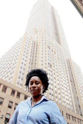 Rhode Makoumbou au pied de l'Empire State Building