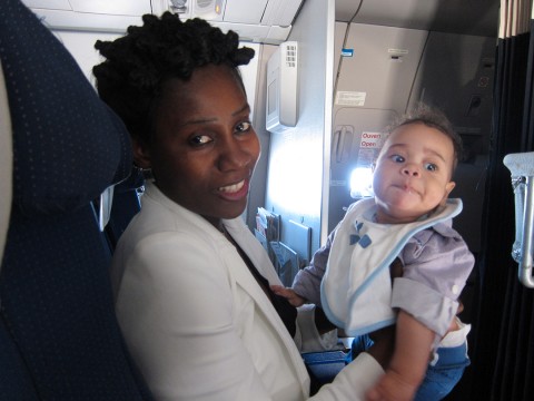 Rhode Makoumbou avec son fils Quentin à bord de l'avion à destination de Brazzaville