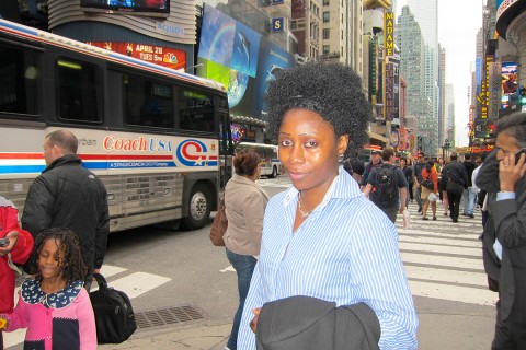 Rhode Makoumbou dans le quartier très animé de Times Square