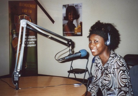 Rhode Makoumbou dans le studio de Radio Nostalgie