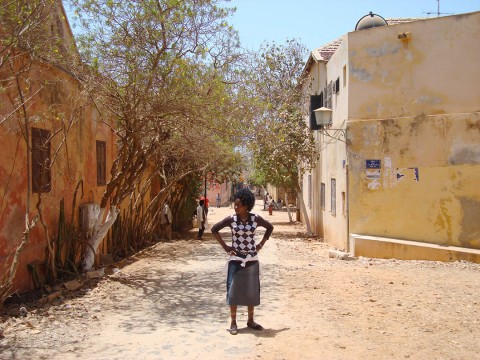 Rhode Makoumbou dans une rue sur l'Île de Gorée