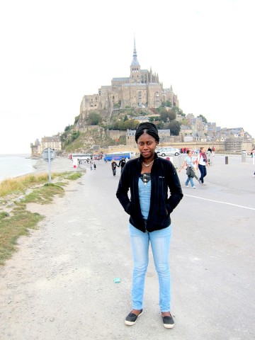 Rhode Makoumbou devant le Mont-Saint-Michel