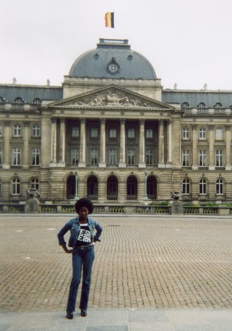 Rhode Makoumbou devant le Palais Royal de Bruxelles