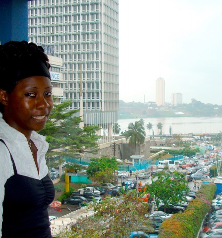 Rhode Makoumbou devant une vue du «Plateau». En arrière-plan : le célèbre «Hôtel Ivoire»