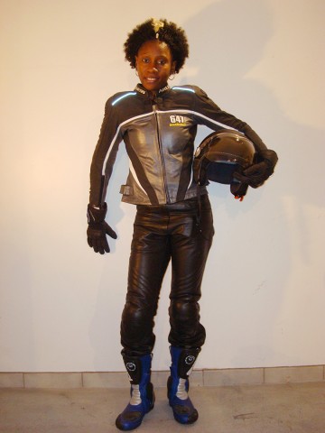 Rhode Makoumbou en tenue de motarde