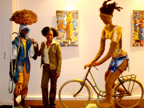 Rhode Makoumbou entre deux sculptures : «Le malafoutier» et «Journée sans voiture»