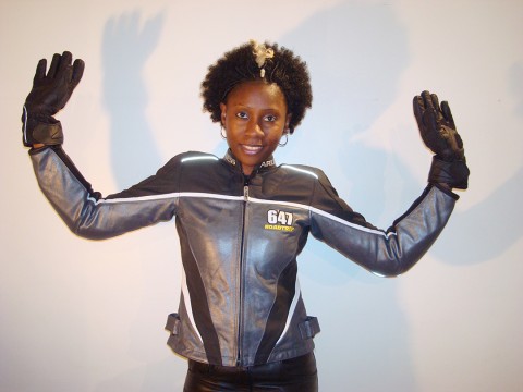 08 avril 2009 › Rhode Makoumbou habillée en motarde.