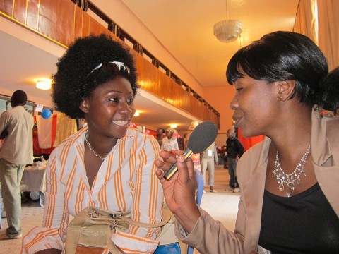 Rhode Makoumbou interviewée par la journaliste Raïssa Damba (Radio Mucodec)