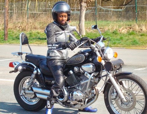02 avril 2009 › Rhode Makoumbou très déterminée avant le premier départ en moto !.