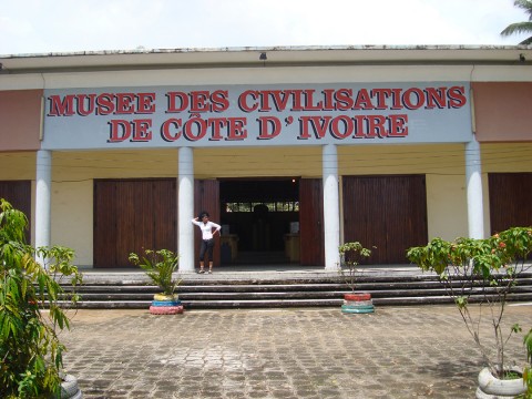 Visite de Rhode Makoumbou au Musée des civilisations de Côte-d'Ivoire