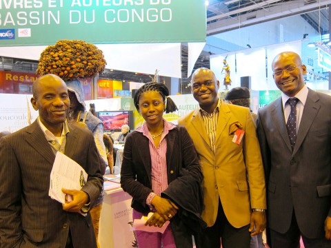 19 maart 2011 › Jackson-Darius Mackiozy-Bansimba, Rhode Makoumbou et les écrivains Jean-Aimé Dibakana et Charlemagne Moukouta.
