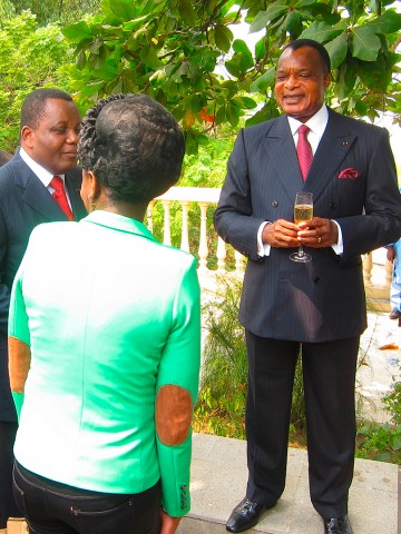 17 juli 2013 › Le Président Denis Sassou N'Guesso adresse ses félicitations à Rhode Makoumbou, en compagnie de Jean-Claude Gakosso.