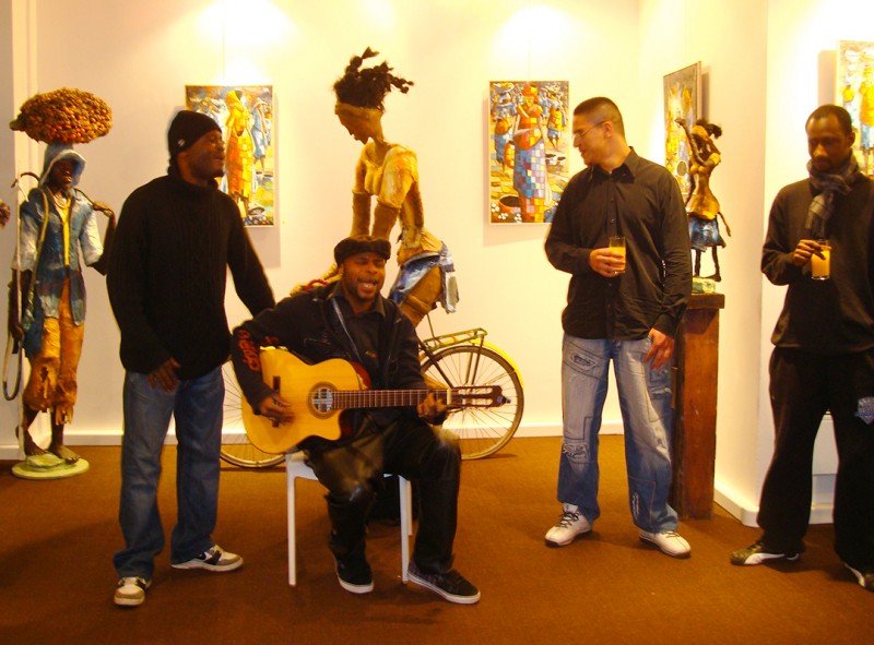 05 février 2009 › Animation musicale assurée par les chanteurs congolais Rosh Bantu et Borrina Mapaka.