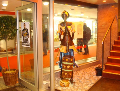 17 april 2008 › «La pileuse», sculpture de Rhode Makoumbou exposée durant le 4è Festival des Cinémas Africains.