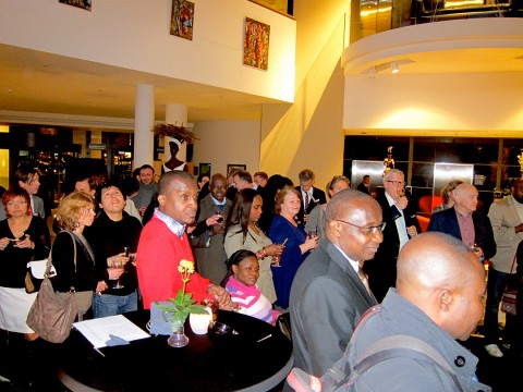 03 mars 2016 › Public présent à l'Hôtel Sofitel Europe lors du vernissage de l'exposition de Rhode Makoumbou «Afrique - Art témoin».