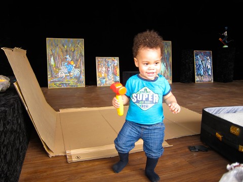 05 april 2013 › Quentin prêt à mettre la main à la pâte pour monter l'exposition de sa mère Rhode Makoumbou.