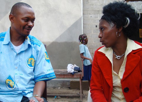 11 mai 2009 › Rhode Makoumbou en conversation avec son neveu (capitaine de police) Armel Bazonguela.