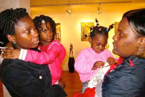 21 april 2011 › Rhode Makoumbou et sa nièce Brunelle accompagnée de ses deux petites filles.