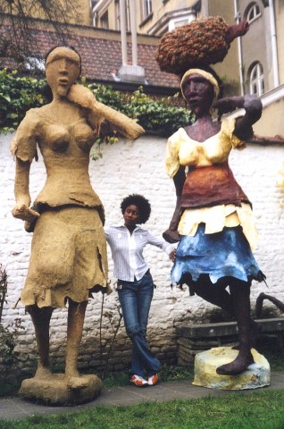Rhode Makoumbou › Sculpture : «L'artiste et deux de ses oeuvres» (2005)
