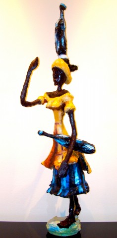 Rhode Makoumbou › Sculpture : «La porteuse d’eau (3)» • ID › 188