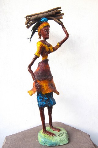 Rhode Makoumbou › Sculpture : «La porteuse de bois» (2013)